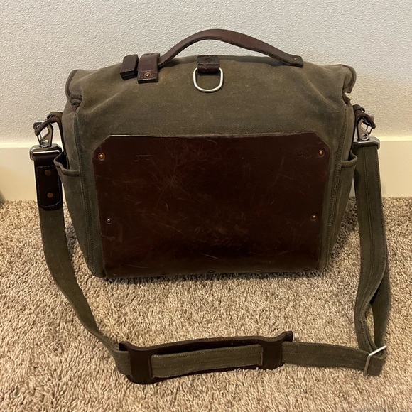 Saddleback Leather Mountainback Collection - *Original* Messenger Bag - Picture 4 of 16